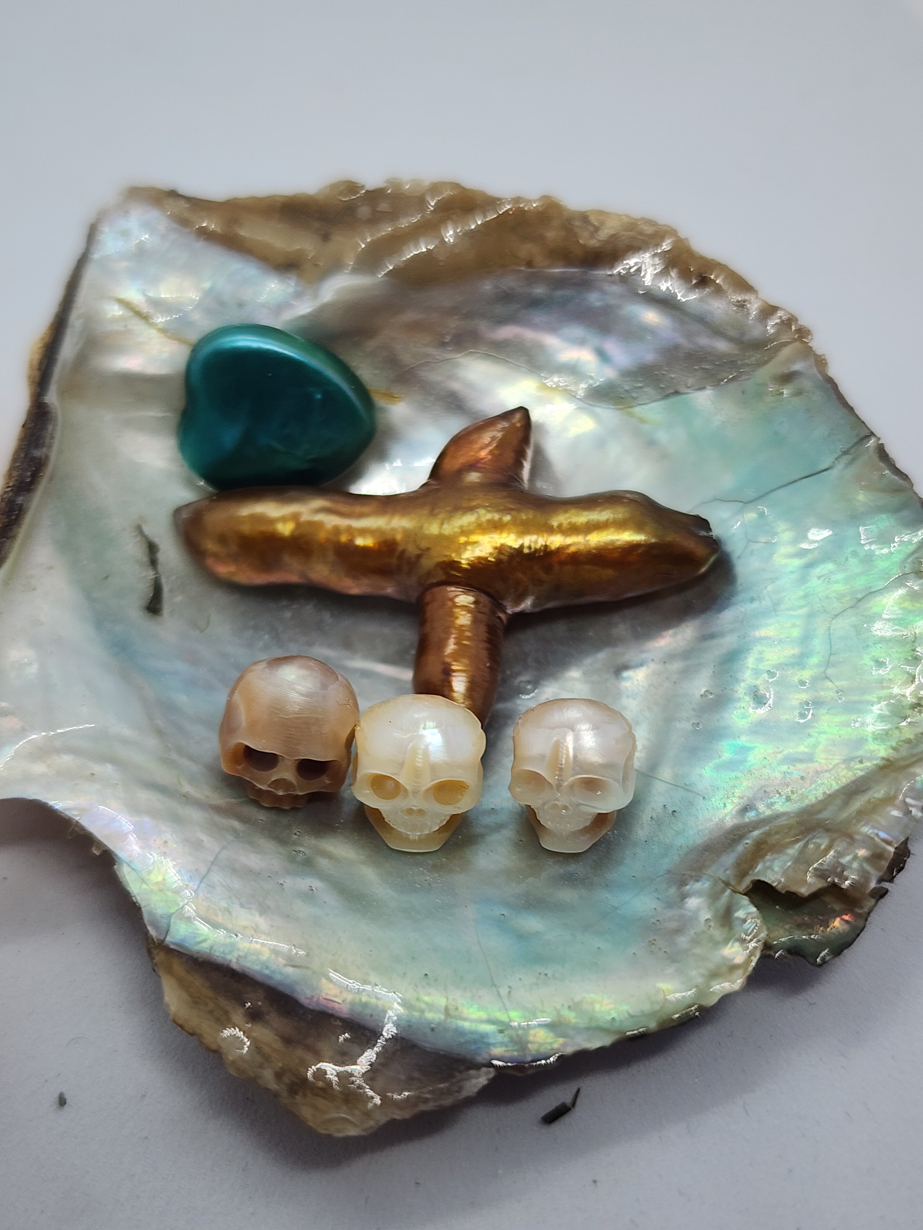 Hunter's Cross Single Pearl Oyster Opening