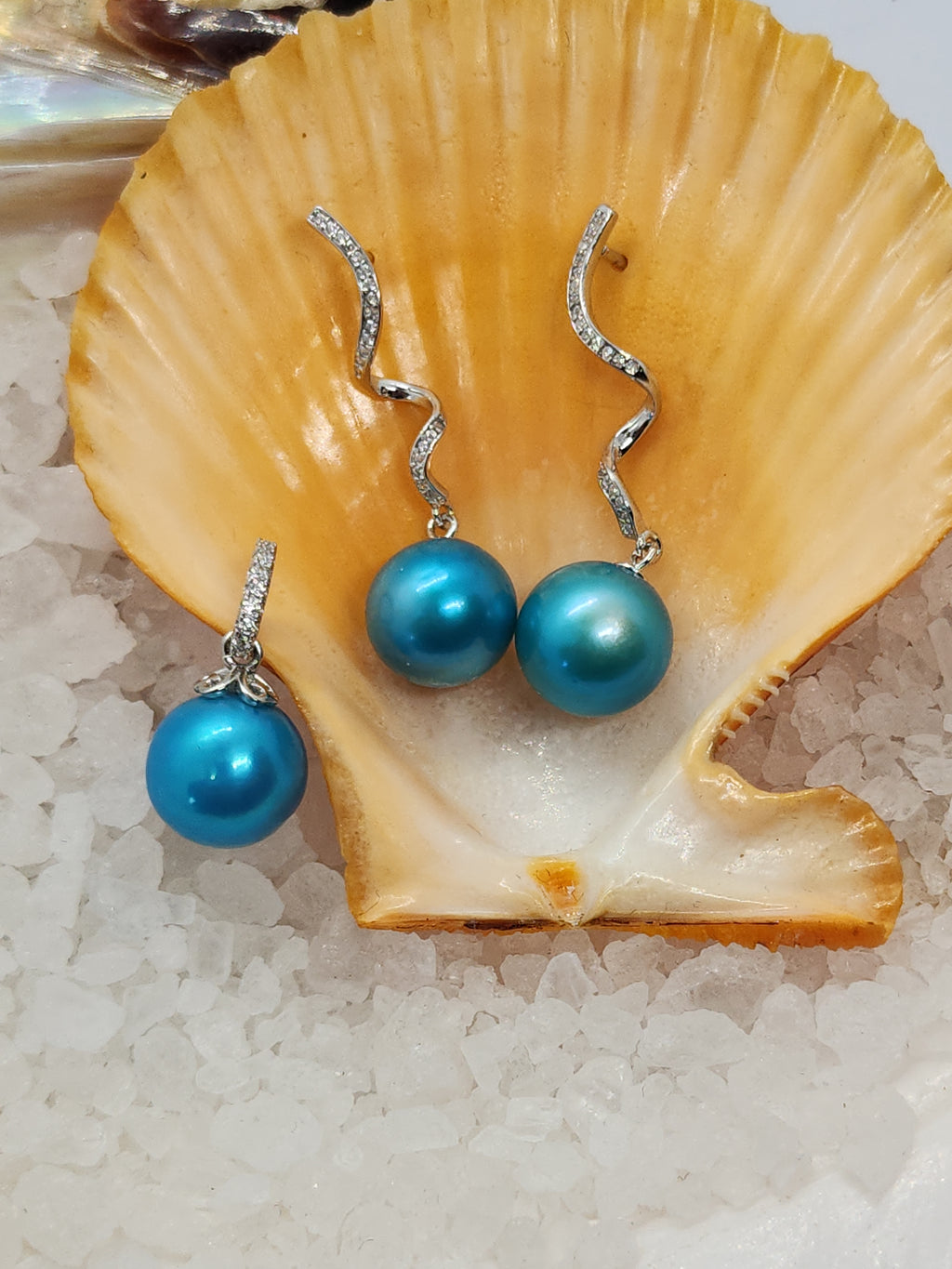 Edison Round Twin Pearl Oyster Opening