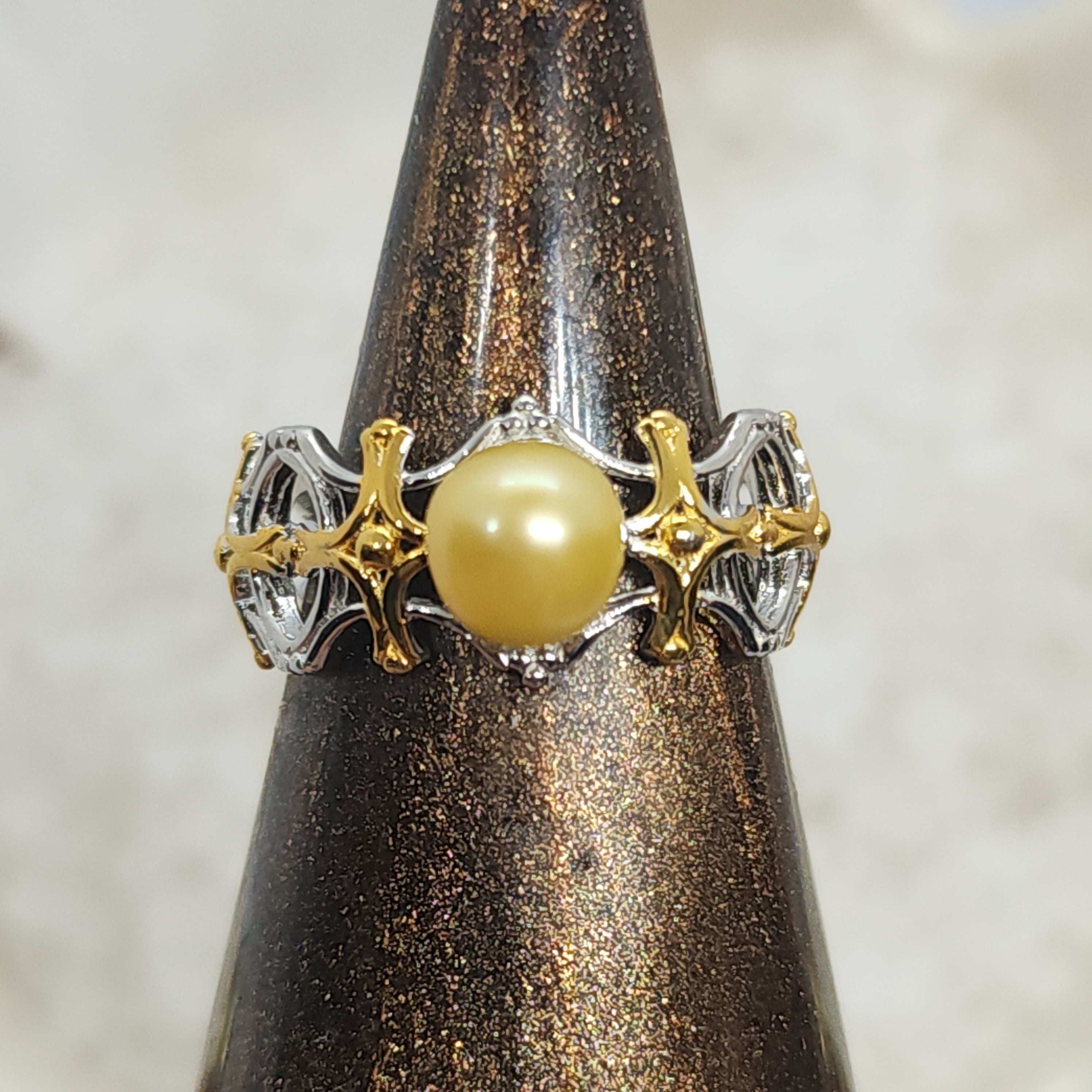 Round Single Pearl Oyster Opening