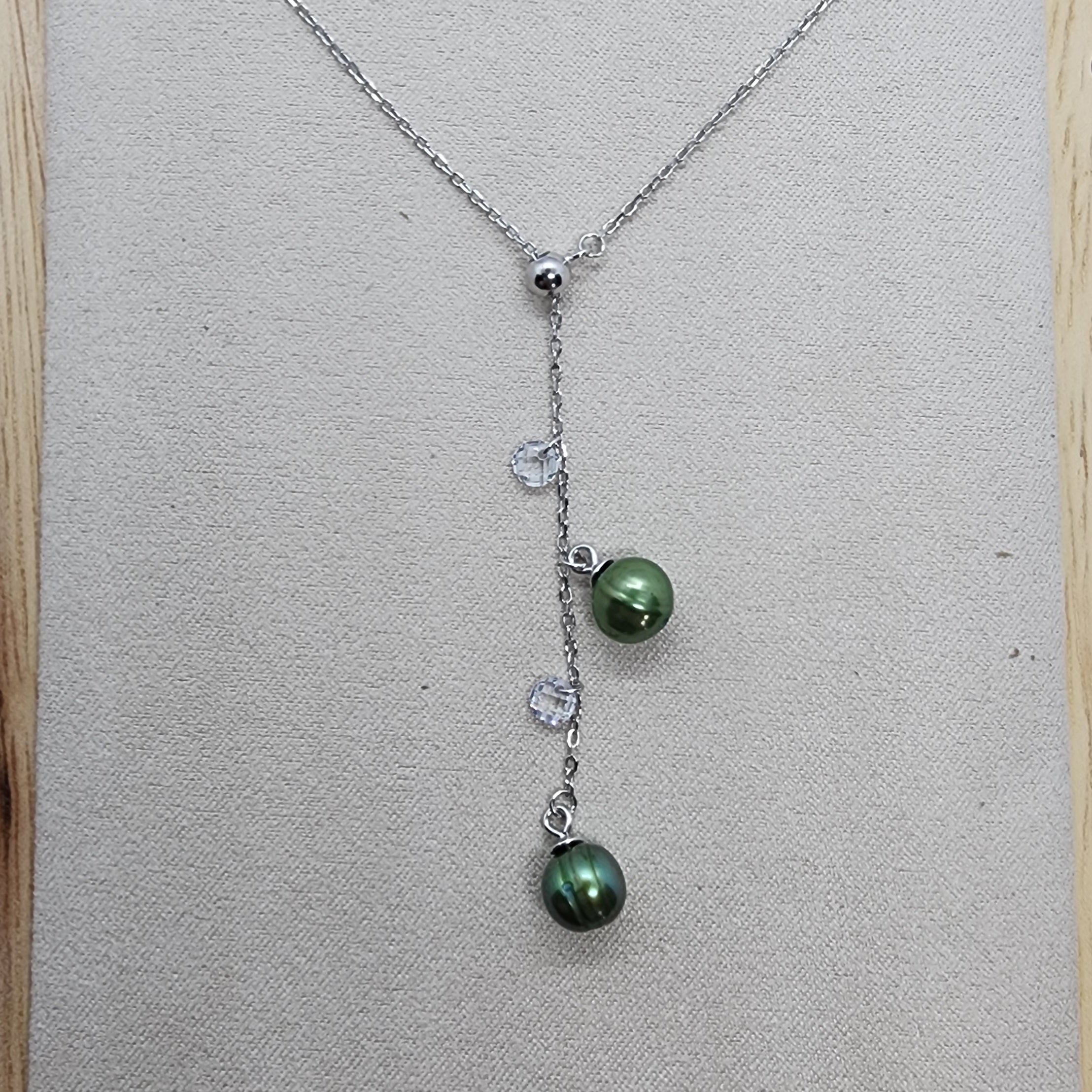 Round Twin Pearl Oyster Opening