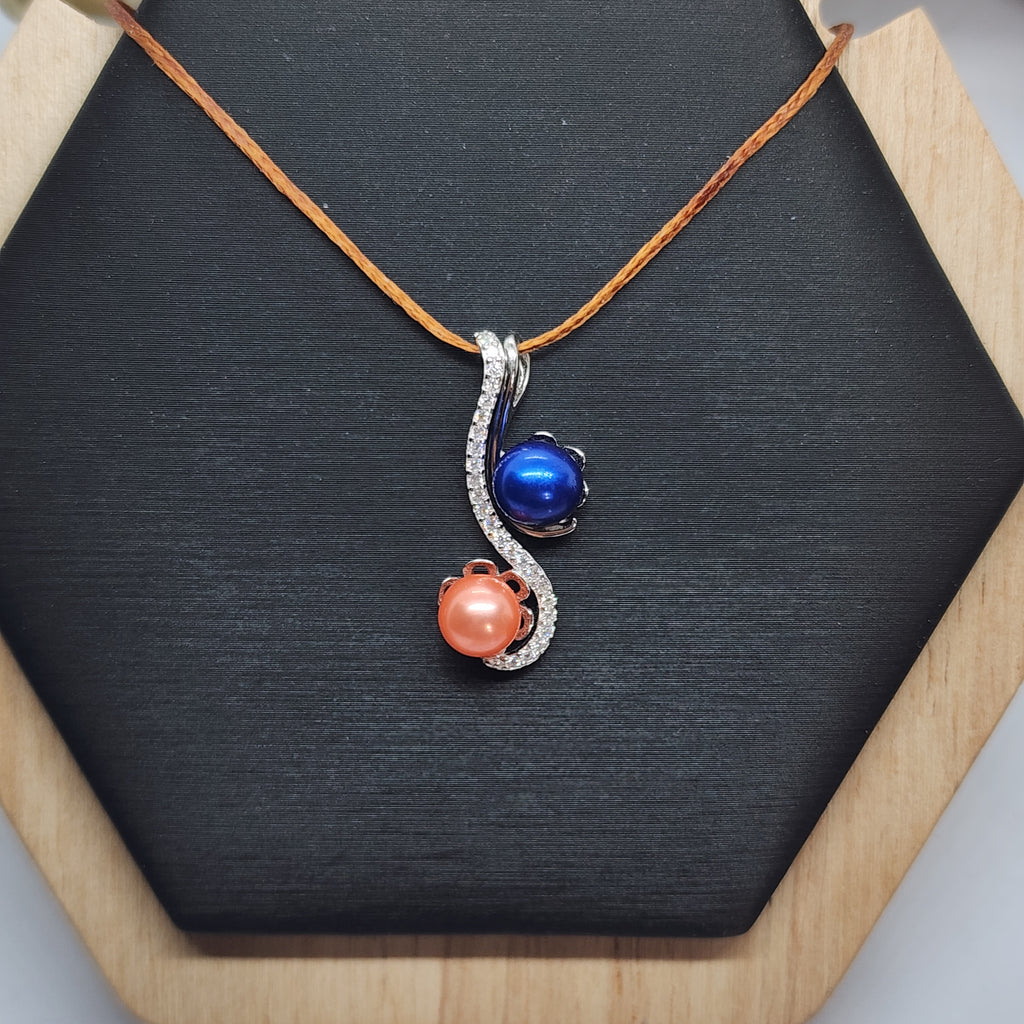 Round Single Pearl Oyster Opening