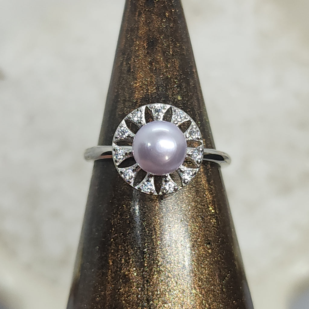 Round Single Pearl Oyster Opening