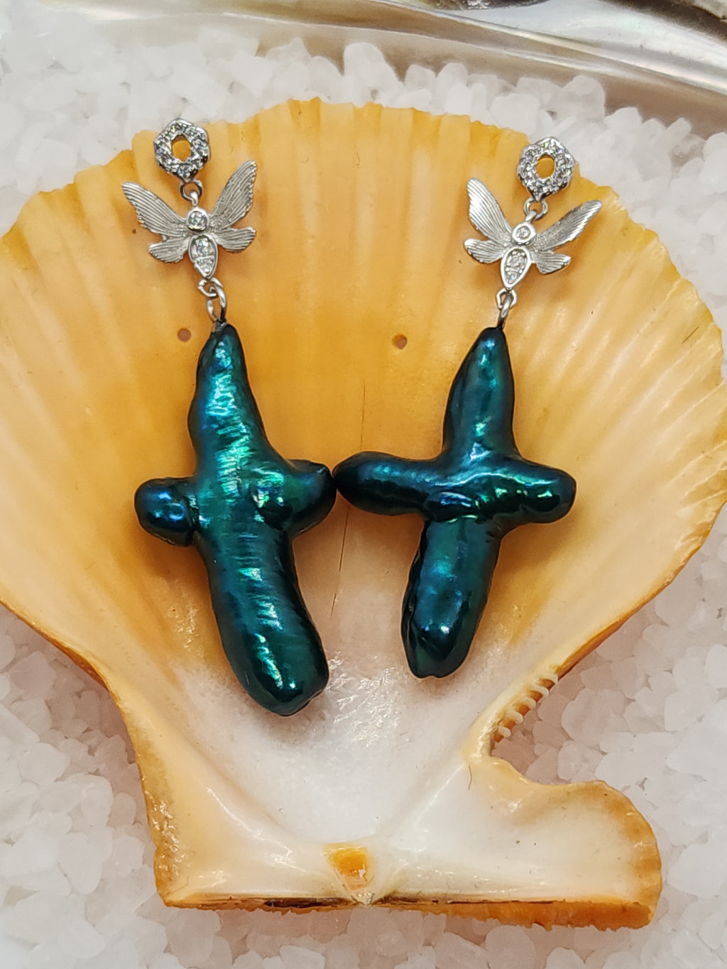 Hunter's Cross Single Pearl Oyster Opening